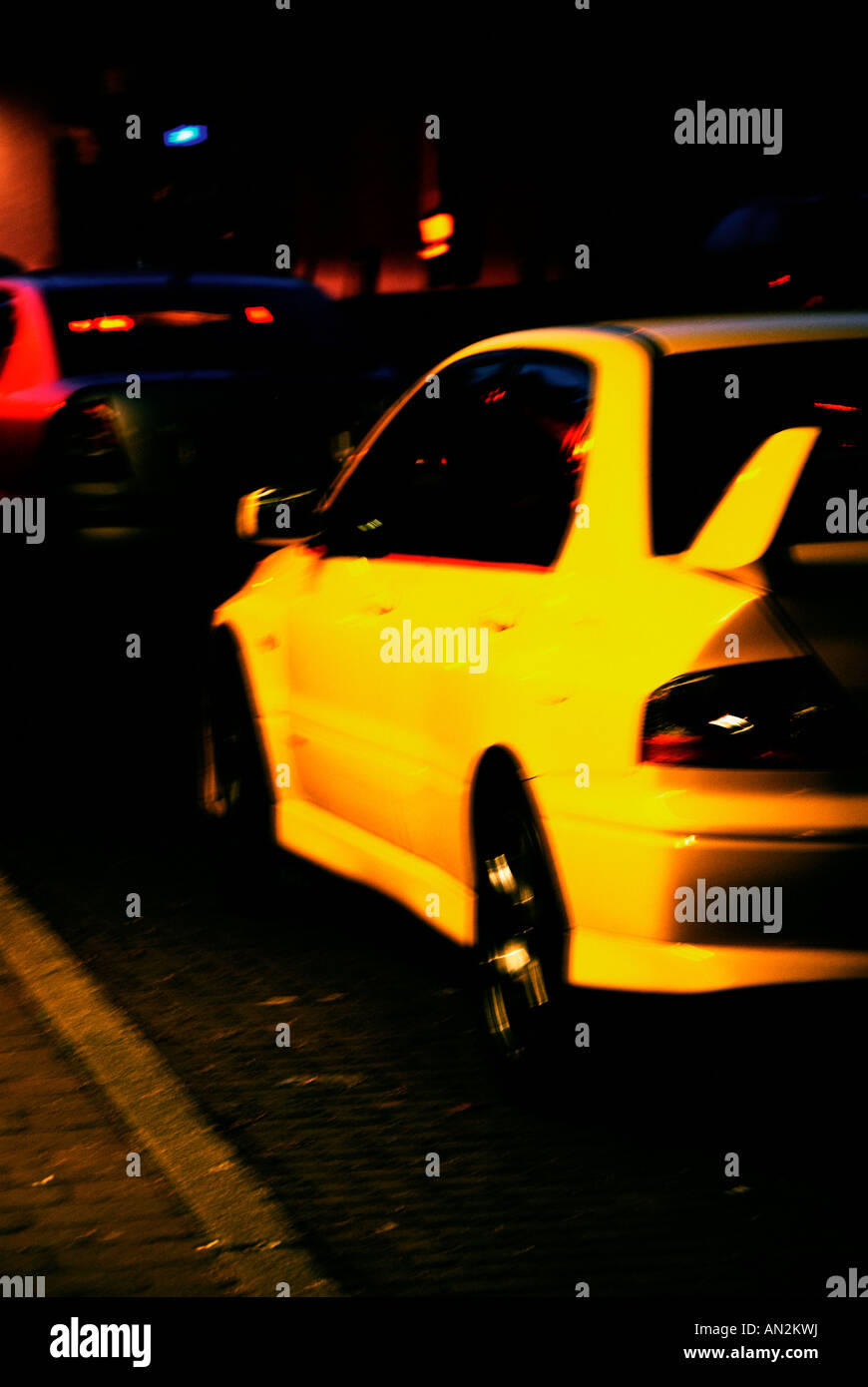 Notte foto di giallo auto con spoiler Foto Stock