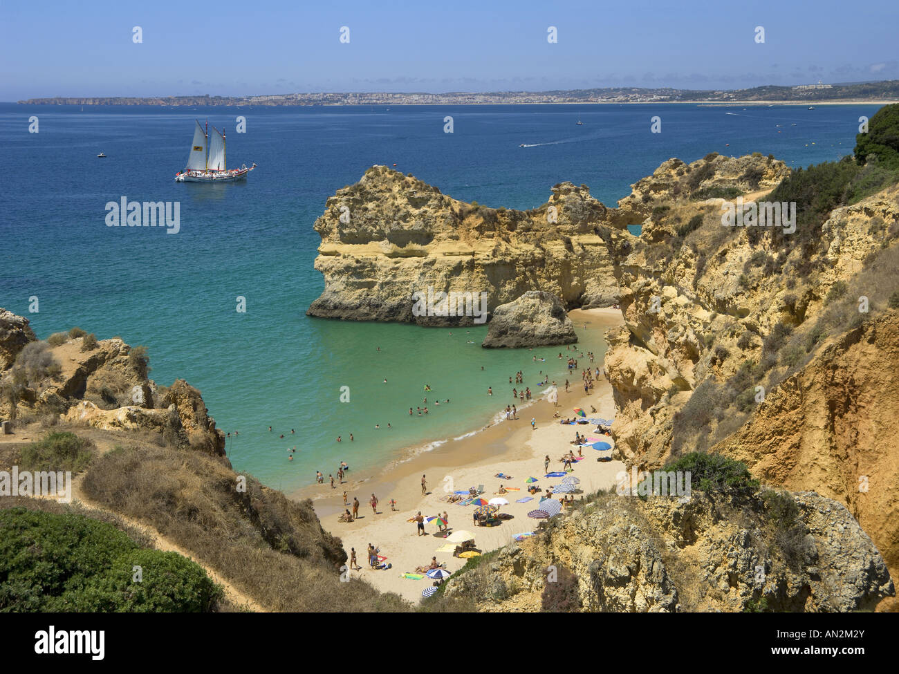 Il Portogallo, Algarve, Praia dos Tres Irmaos, Alvor, con una barca sul mare Foto Stock