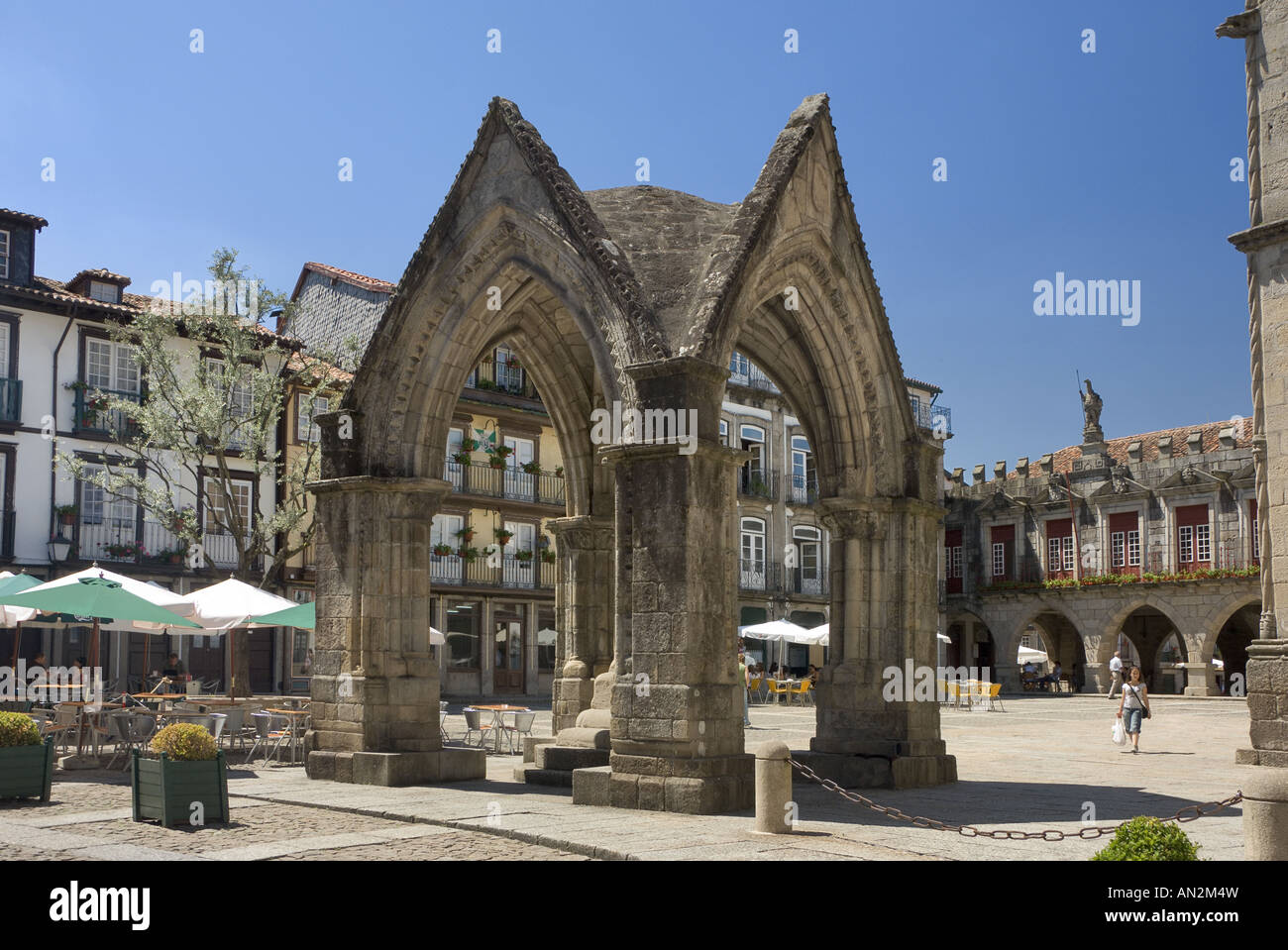 Il Portogallo, Costa Verde Minho distretto, Nossa Senhora da Oliveira Square, la croce gotica nel fare Pdadrao Salado monumento Foto Stock