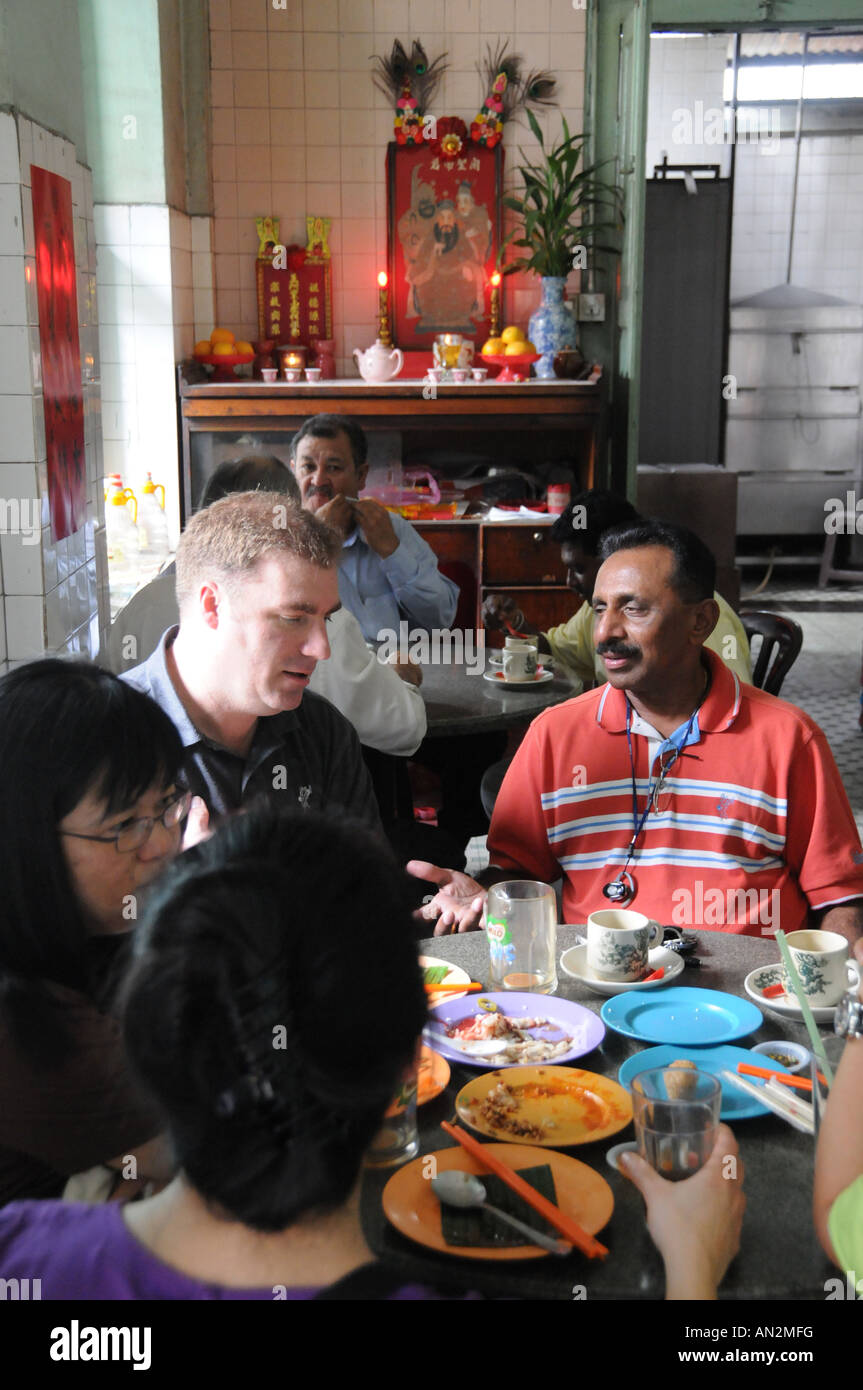 Un visitatore britannica in un malaysian coffee shop Foto Stock