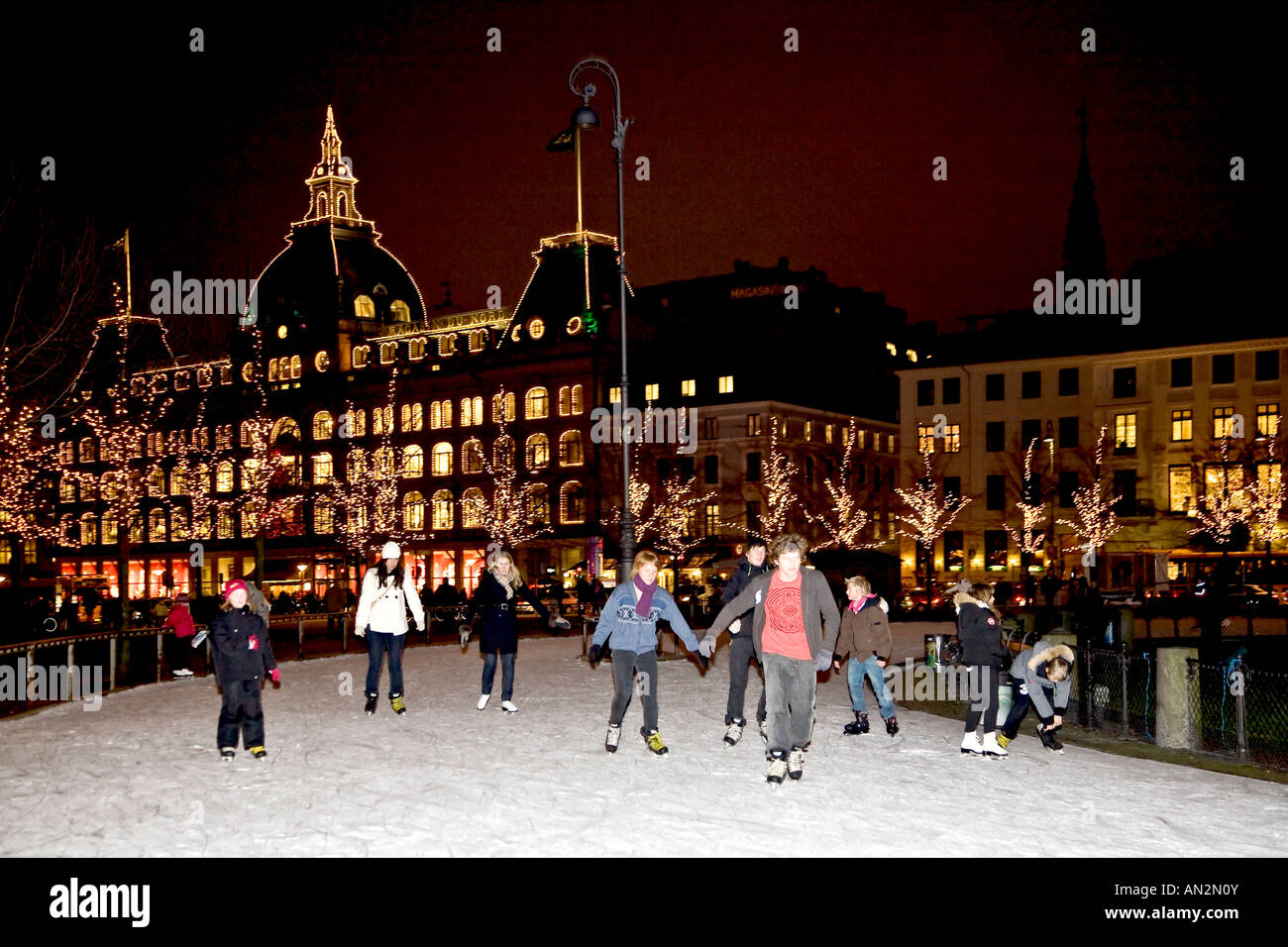 Pattinaggio presso la pista di pattinaggio su ghiaccio Foto Stock