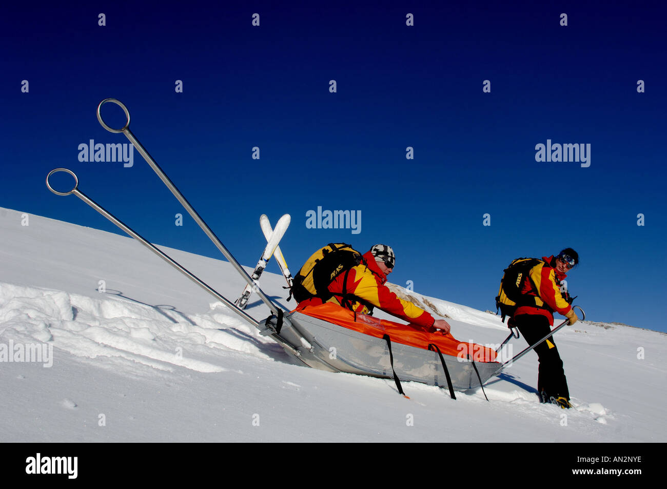 Secours hors piste, trasporto di un uomo ferito di primo soccorso pendenza, Tignes Foto Stock