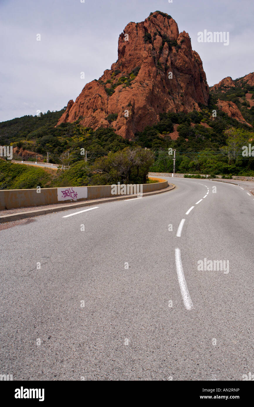 Rosso roccioso litorale Antheor, la Riviera, Cote d'Azur, Provenza, in Francia, in Europa. Foto Stock