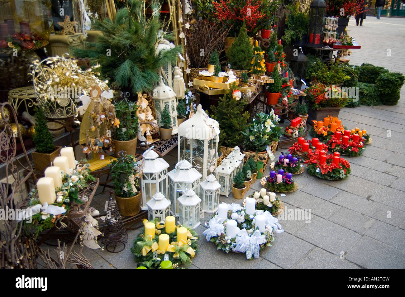Natale Colorate Decorazioni Di Fiori Secchi E Composizioni Floreali Presso Un Negozio Di Vienna In Austria Foto Stock Alamy