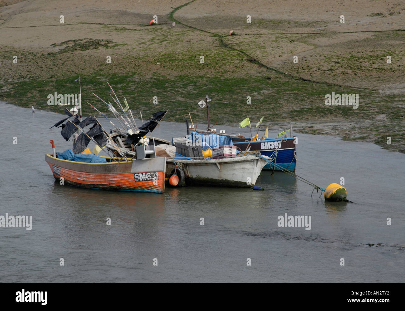 Piccole barche da pesca ormeggiate nella foce del fiume Adur Foto Stock