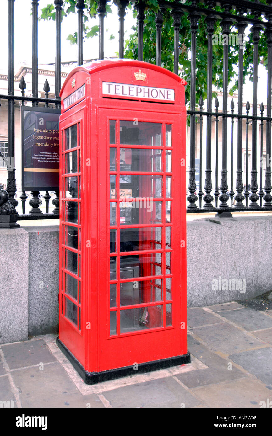 Un rosso telefono pubblico booth a Londra. Foto Stock