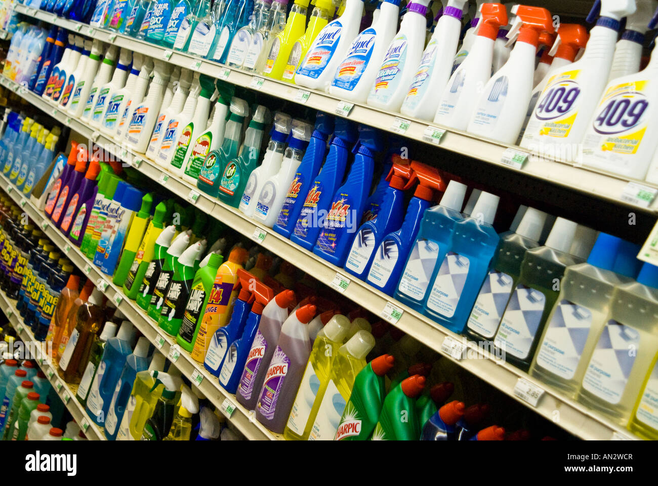 Scaffale di supermercato con una varietà di prodotti per la pulizia Foto Stock