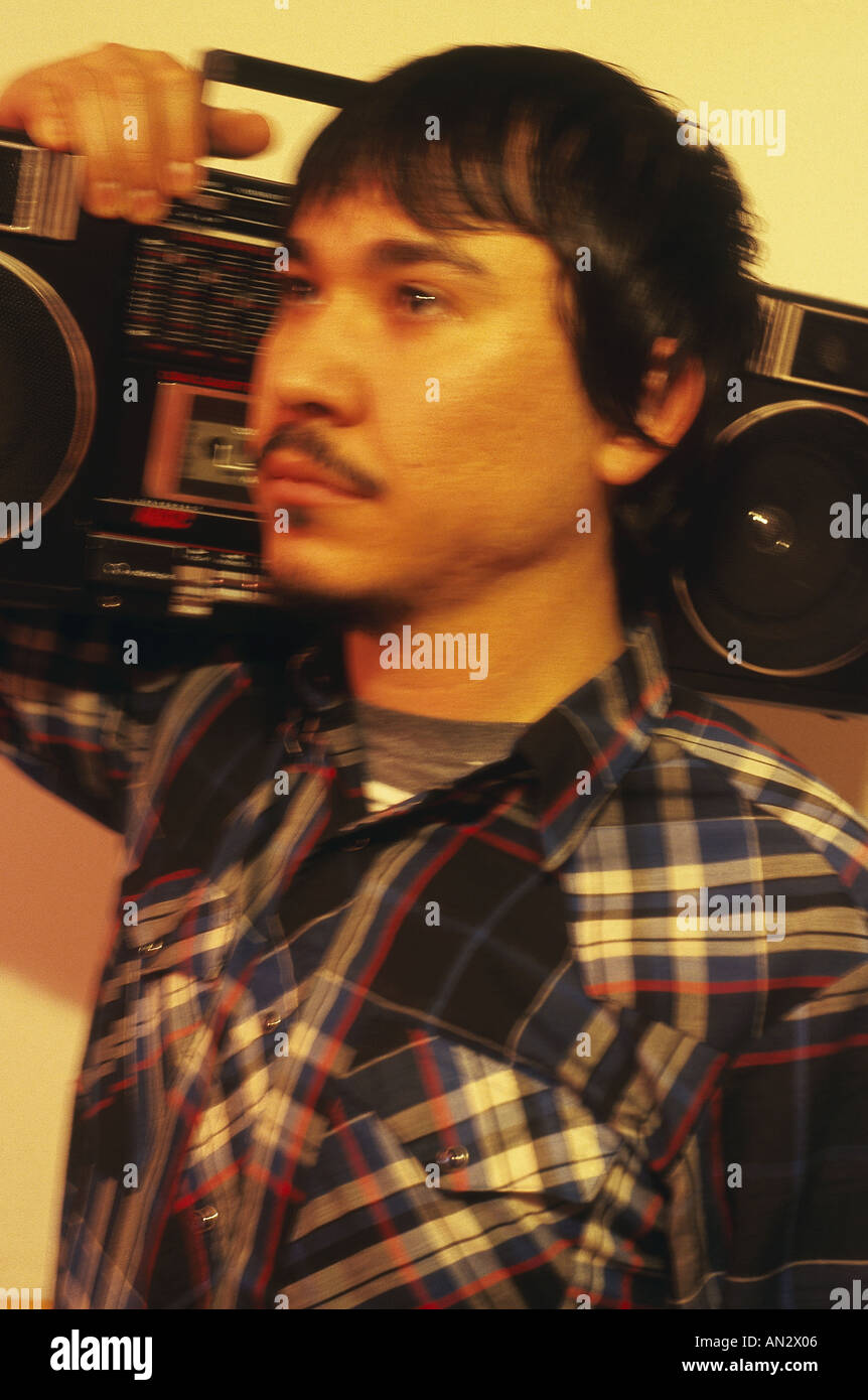 Giovane Maschio ispanica con radio, Boom Box Foto Stock