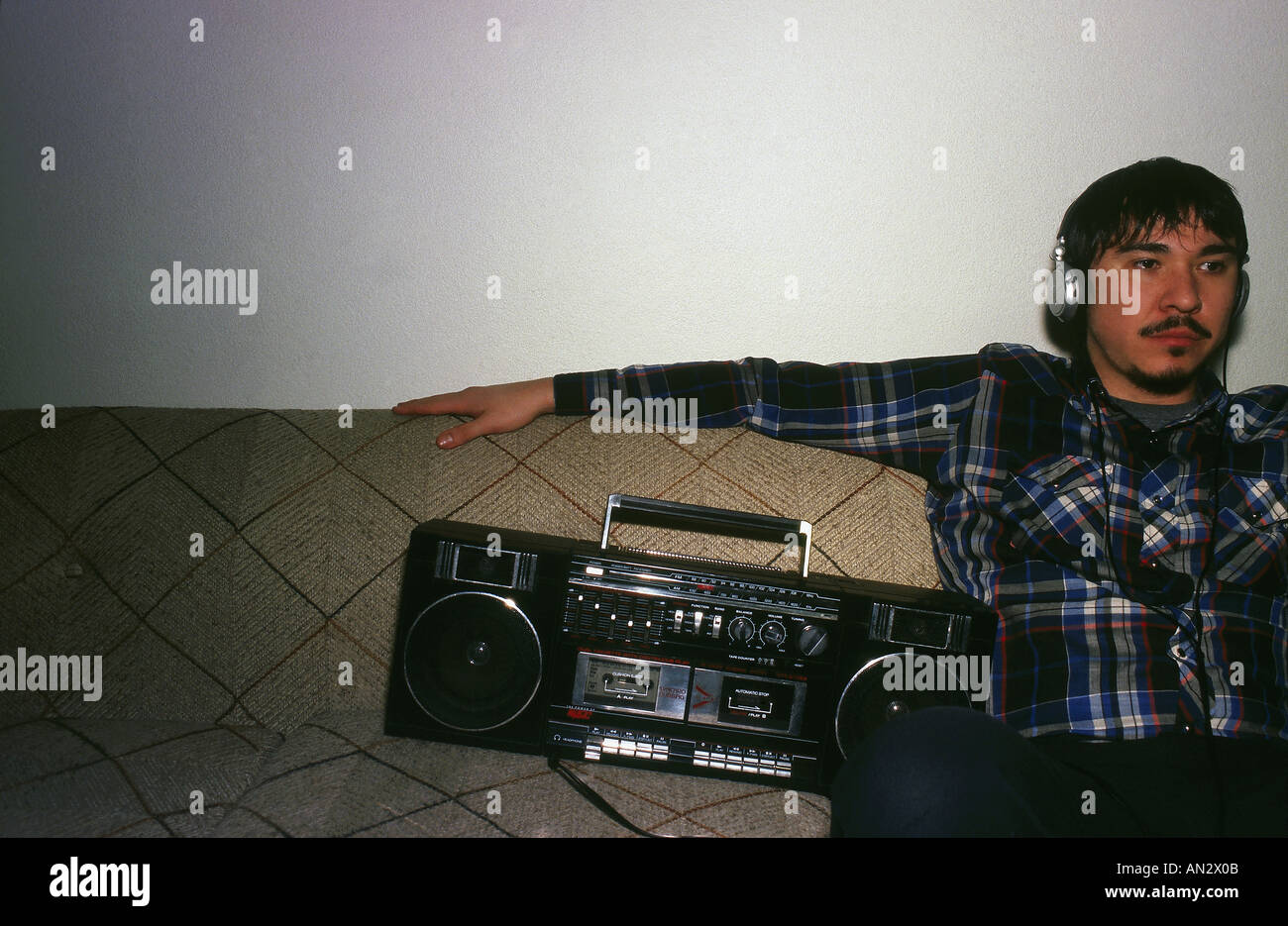 Giovane Maschio ispanica con radio, Boom Box, Musica Foto Stock
