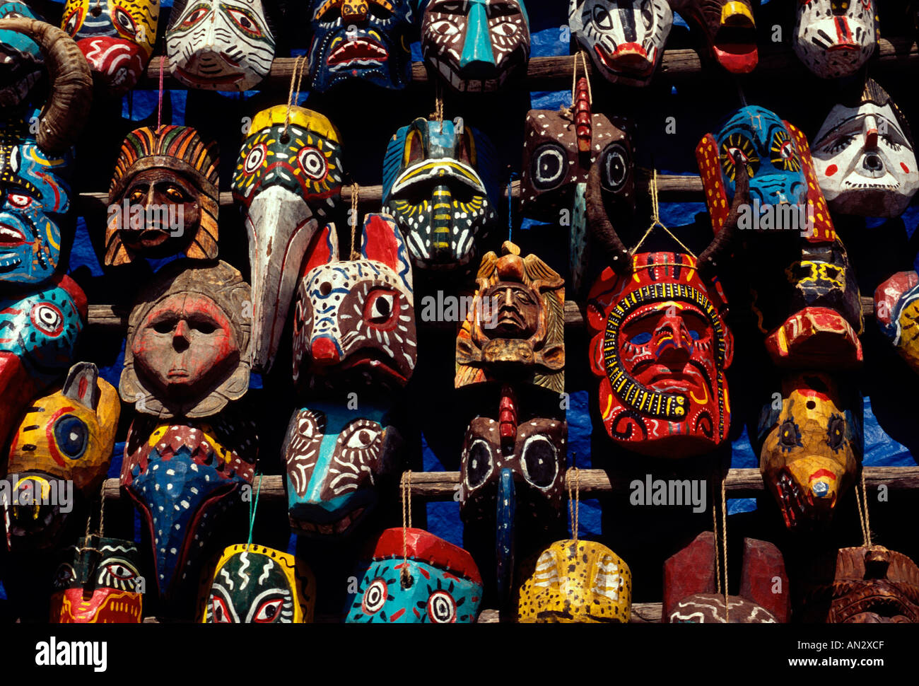 Danza in legno di maschere e maschere di danza, mercato, fornitore del mercato centrale, chichicastenango, el quiche, el quiche reparto, Guatemala, America centrale Foto Stock