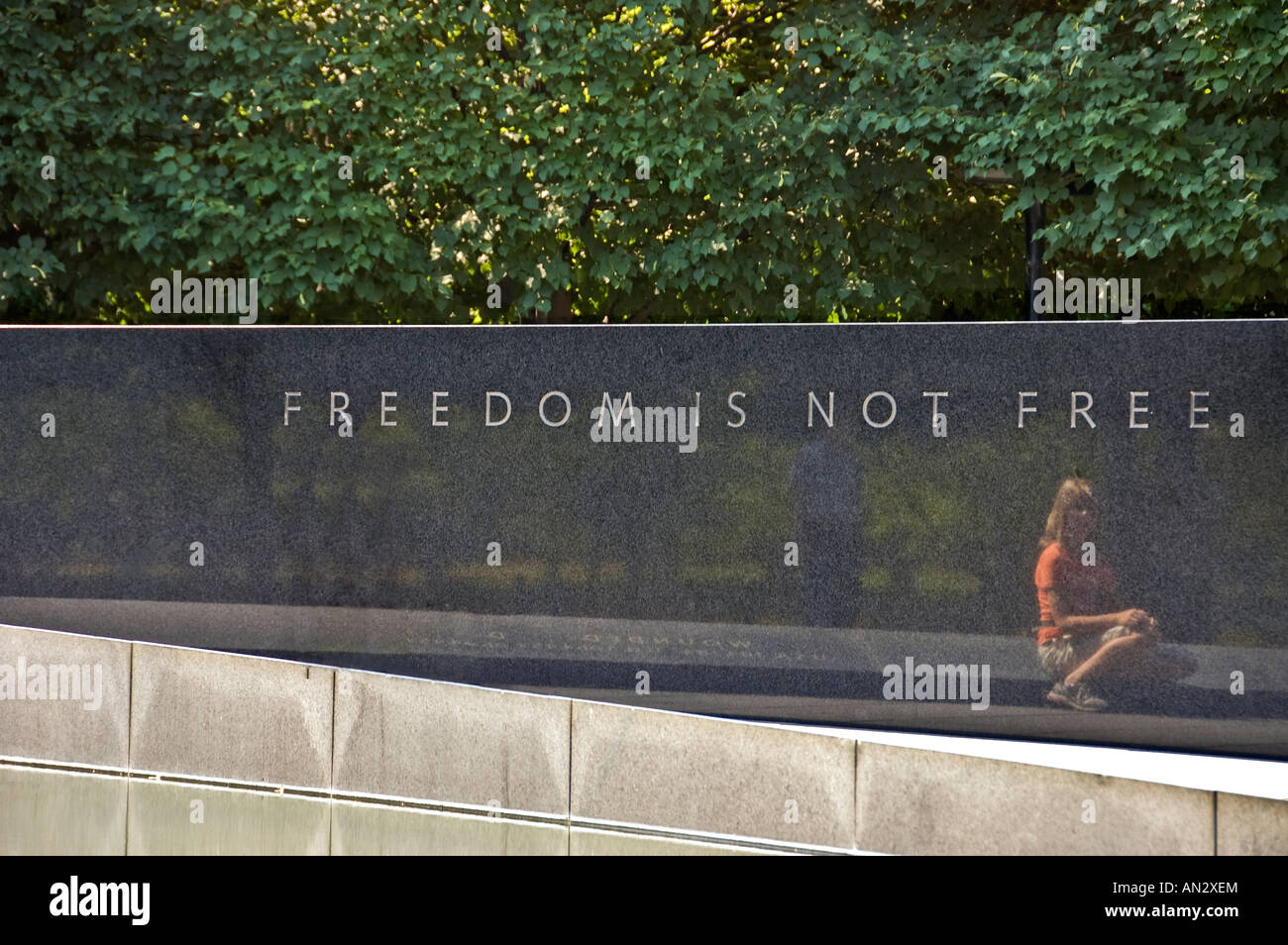 La riflessione di un bambino sul memoriale monumento di guerra nel cimitero di Arlington Foto Stock