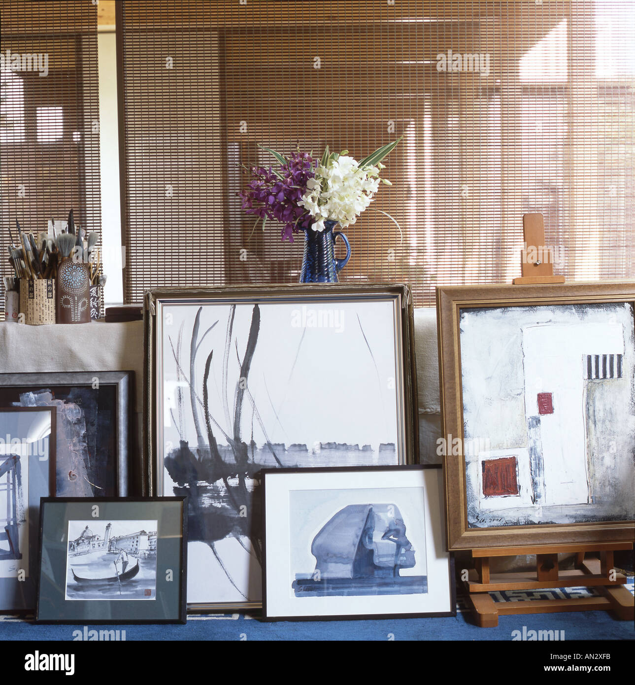 Gruppo di dipinti incorniciati in una vista interna di una casa giapponese si trova a Tokyo in Giappone Foto Stock