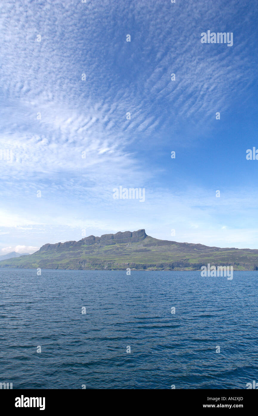 Cirrus nuvole sulla isola di Eigg piccole isole Scozia Giugno 2006 Foto Stock