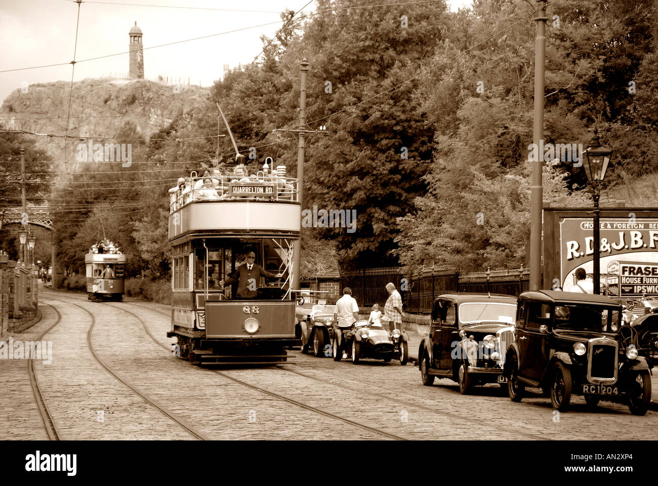 Una fermata del tram a Crich Tramway Museum durante un 40s evento. Foto Stock