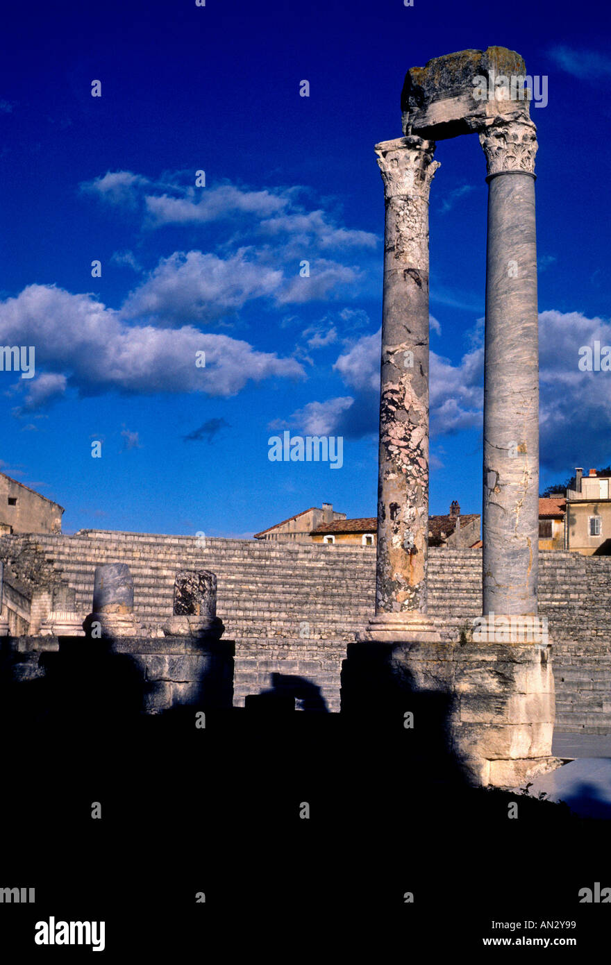 Roman Teatro antico romano, teatro antico, classica rovina, rovine classiche, Rue Cloitre, Arles, Bouches-du-Rhone, Provence, Francia Foto Stock