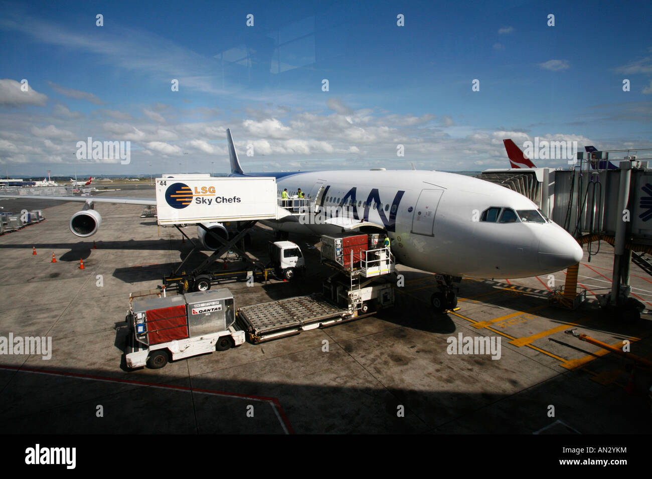 Un Boeing 747 è caricato con Air Cargo all'Aeroporto Internazionale di Auckland Foto Stock