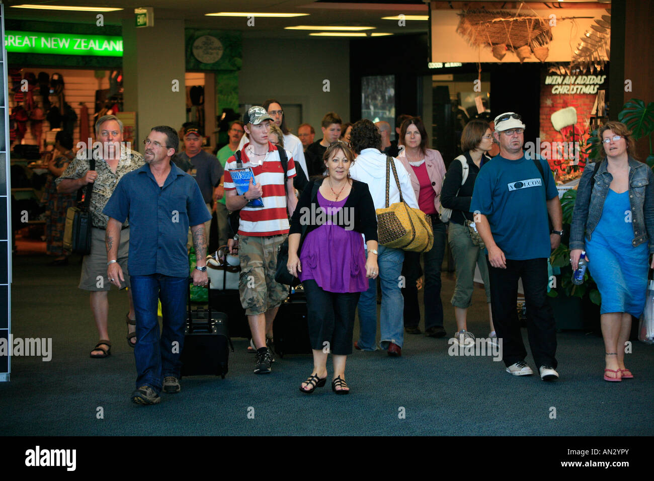 I passeggeri arrivano all'Aeroporto Internazionale di Auckland Foto Stock