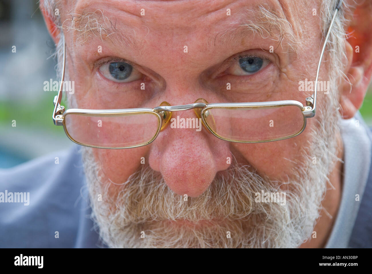 Uomo più anziano con gli occhi blu barbuto, con un'espressione stravagante Foto Stock