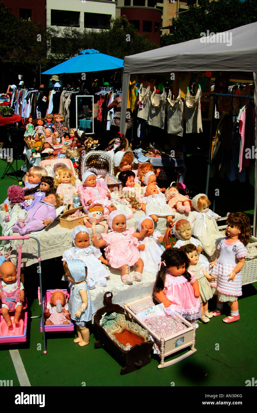 Di seconda mano bambole in un mercato all'aperto in Manly Australia Foto Stock