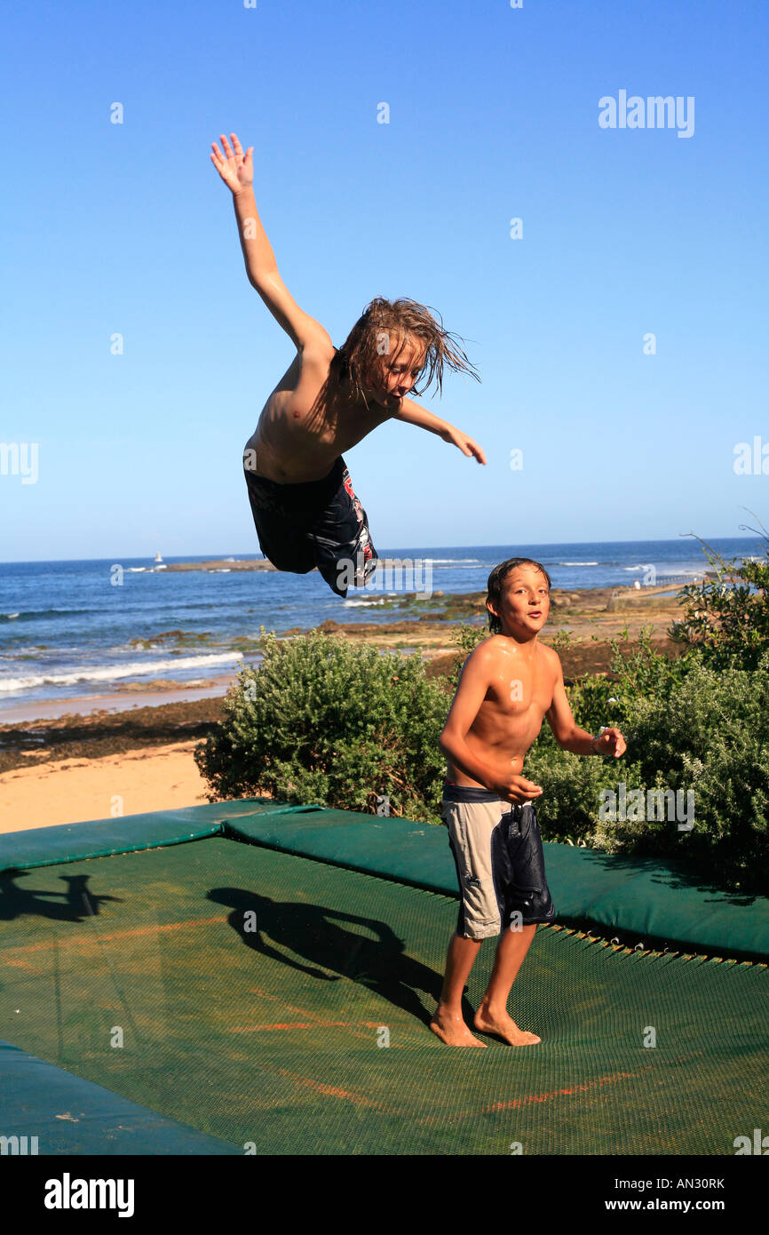 Un bambini bounce su un trampolino Foto Stock