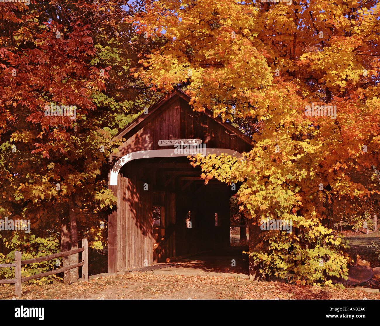 Ponte coperto in villaggio rustico di Grafton Vermont - USA Foto Stock