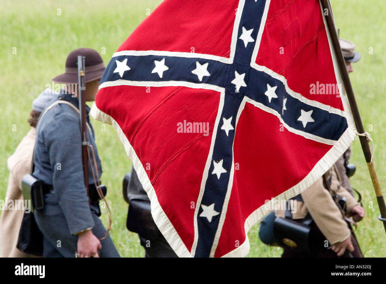 Un gruppo di guerra civile americana Reanactors portando un confederato bandiera sul Gettysburg e il campo di battaglia Foto Stock