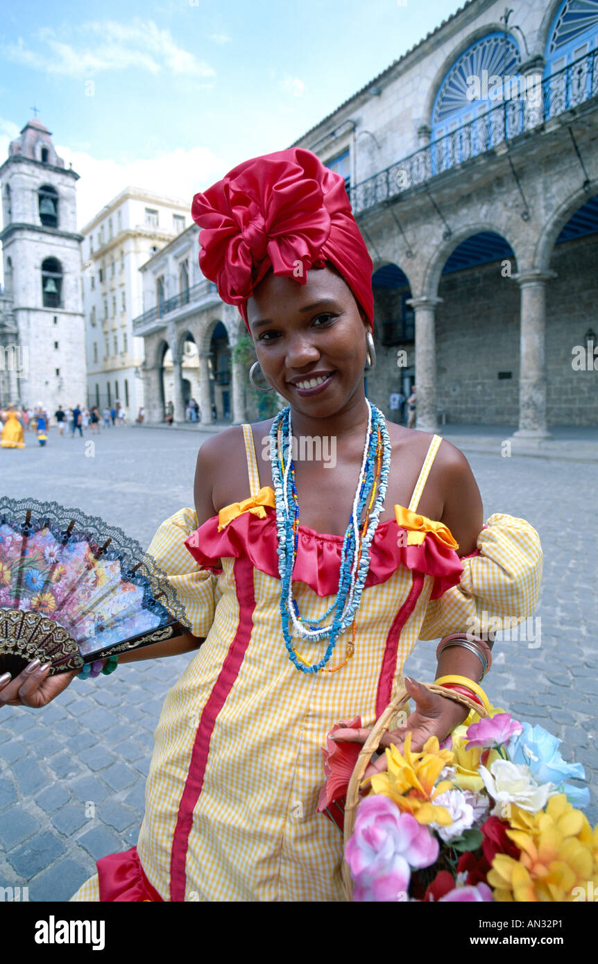 Donna in costume tradizionale / abito coloniale, Havana (Habana), Cuba Foto  stock - Alamy