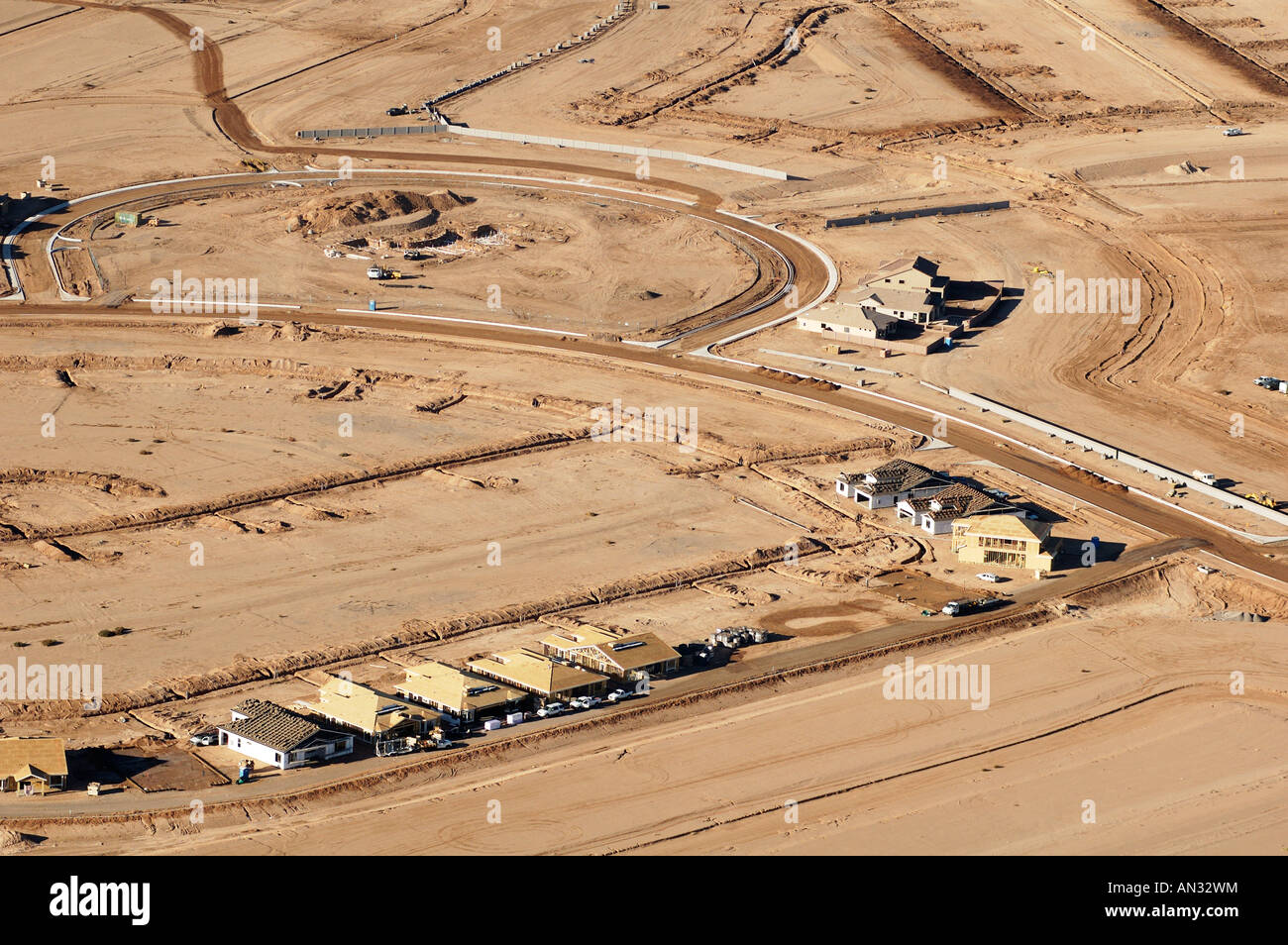 Vista aerea di un alloggiamento nuovo sviluppo in Arizona la costruzione del bordo di un area residenziale nei sobborghi Foto Stock