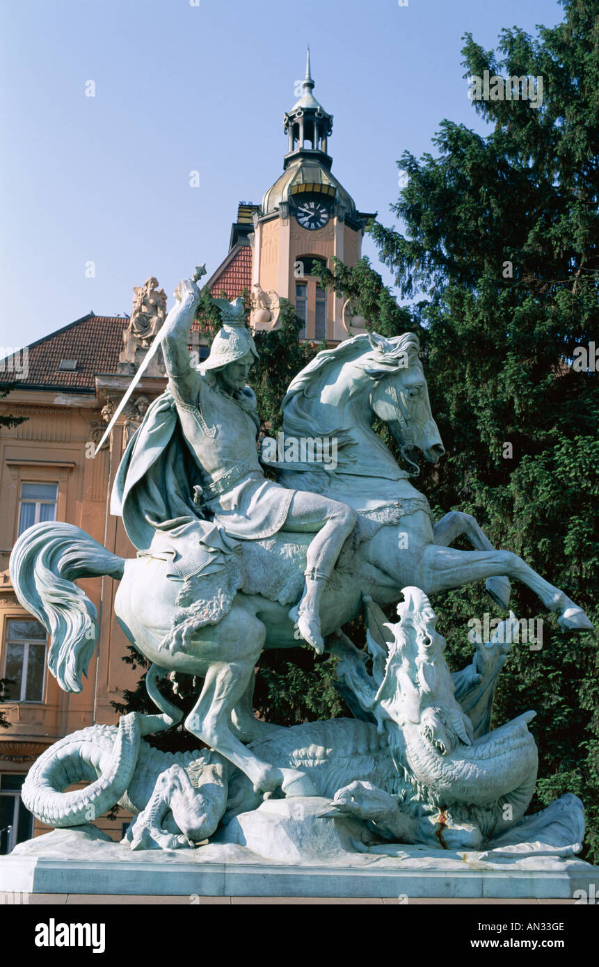 Il maresciallo Tito Square / Statua di San Giorgio che uccide il drago, Zagabria, Croazia Foto Stock