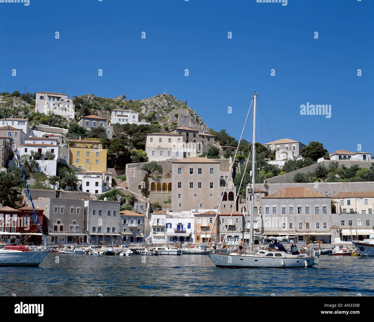 Vista sulla città e il porto, Hydra (Ydra), Isole Argo-Saronic, Grecia Foto Stock