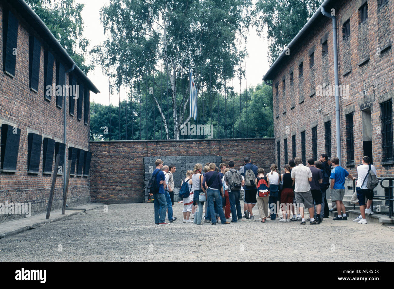 Auschwitz, ora un museo di stato; al di là dei turisti è il camp il muro della morte, un luogo di fustigazioni ed esecuzioni Foto Stock