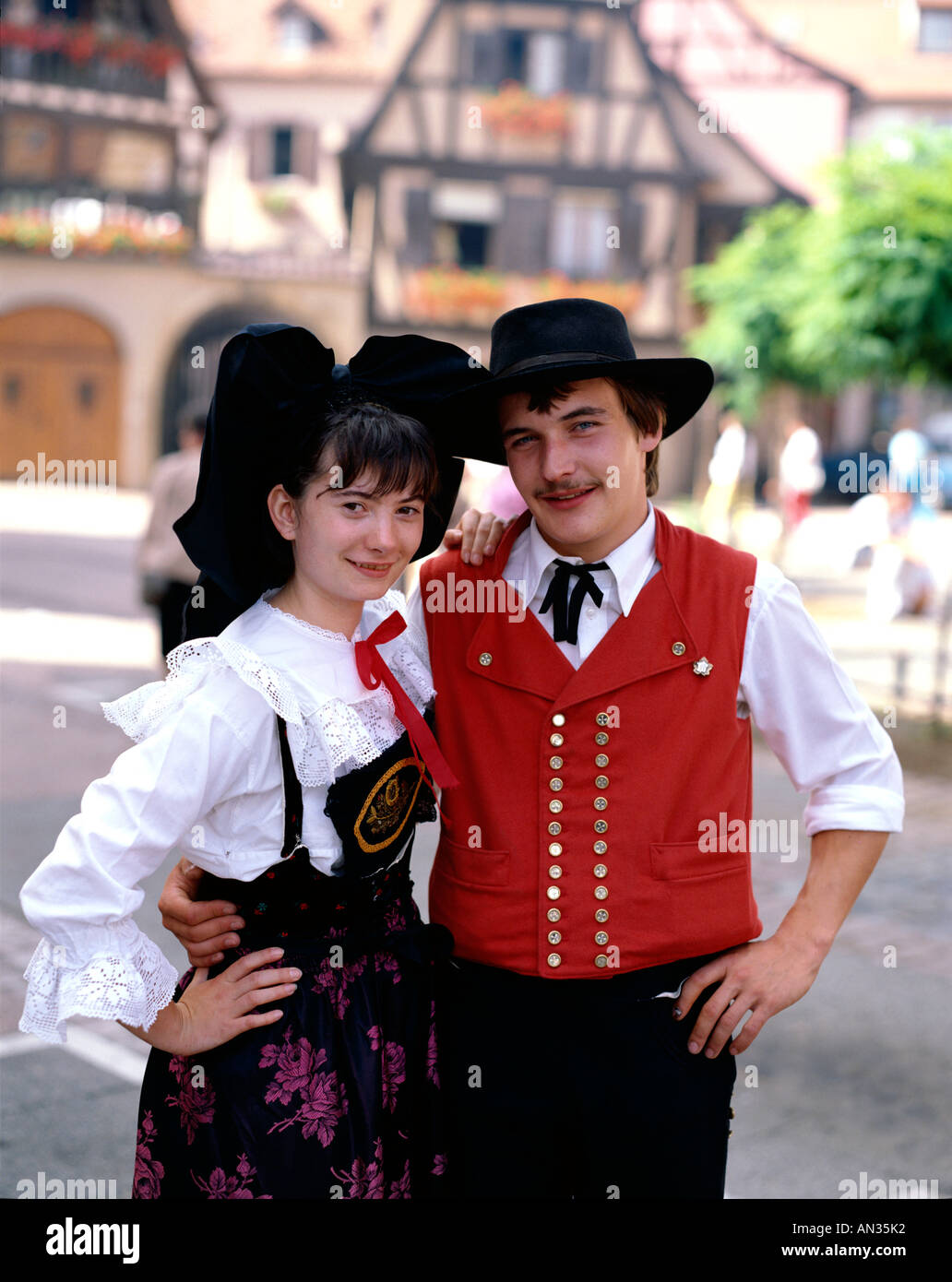 Giovane vestito in costume regionale, Alsazia, Francia Foto Stock