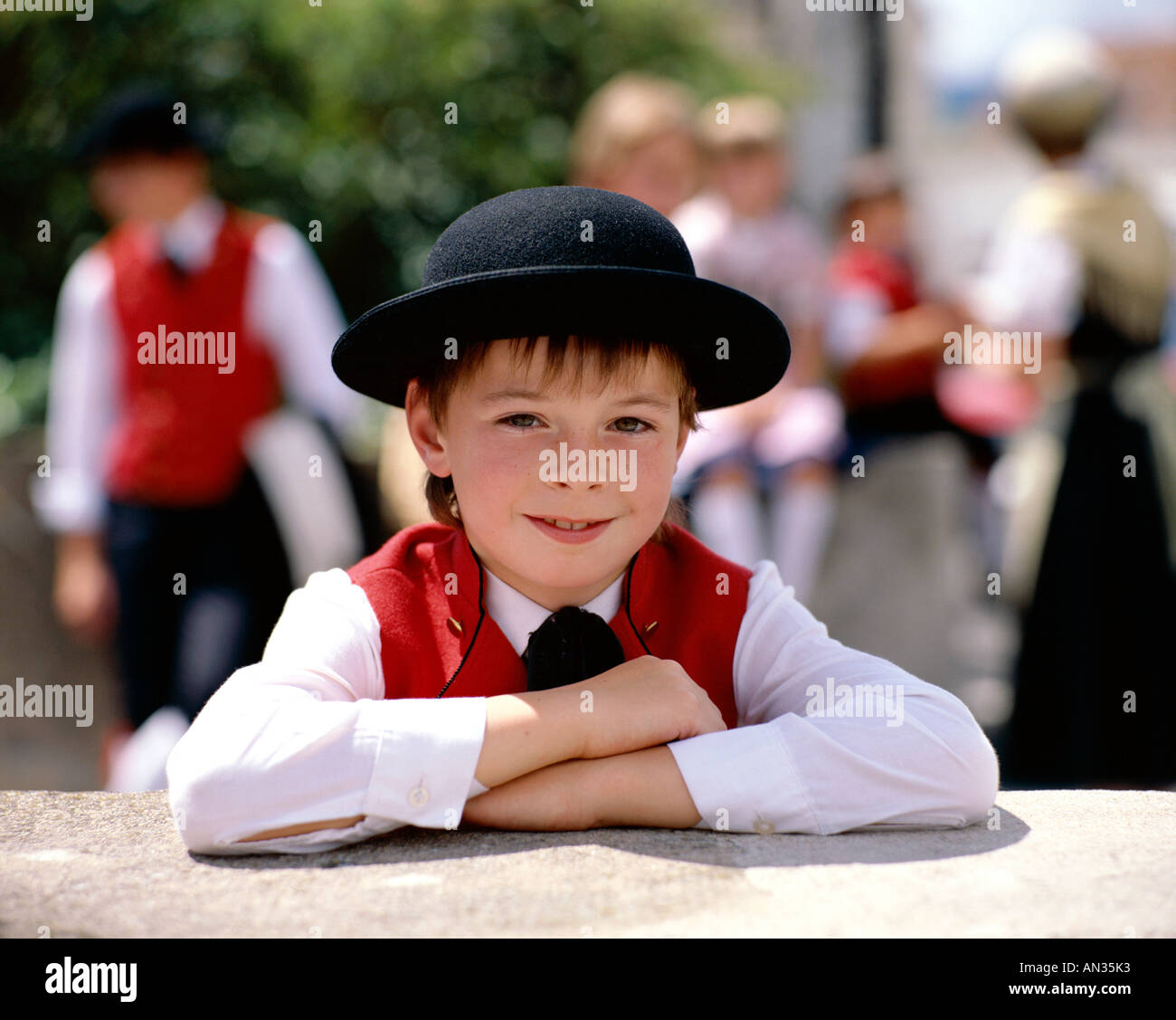 Ragazzo vestito in costume regionale, Alsazia, Francia Foto Stock
