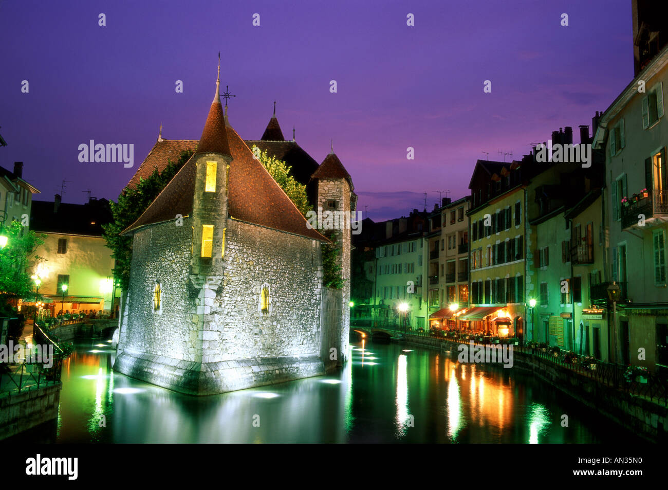 Palais de l'sle & Thiou Canal / vista notturna di Annecy, Rodano Alpi, Francia Foto Stock