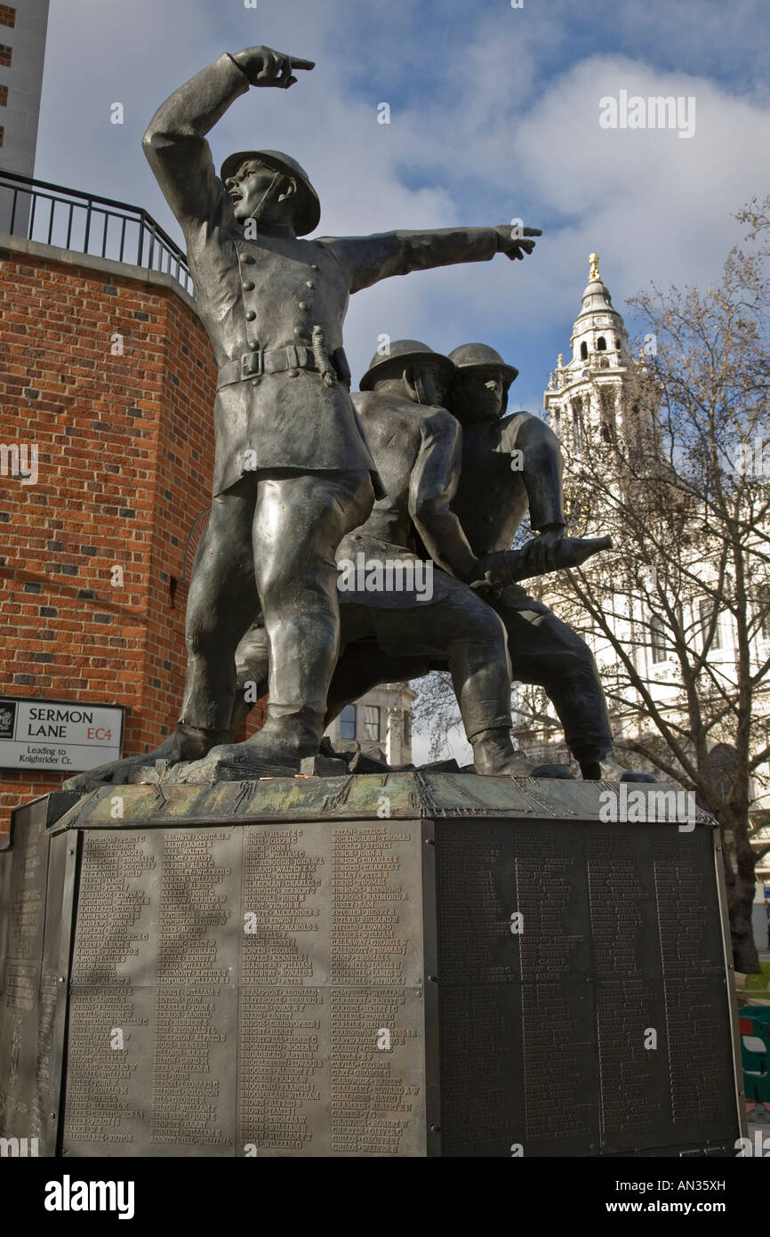 I Vigili del Fuoco Nazionale Memorial scolpito da Giovanni W Mills, Londra, Inghilterra. Foto Stock