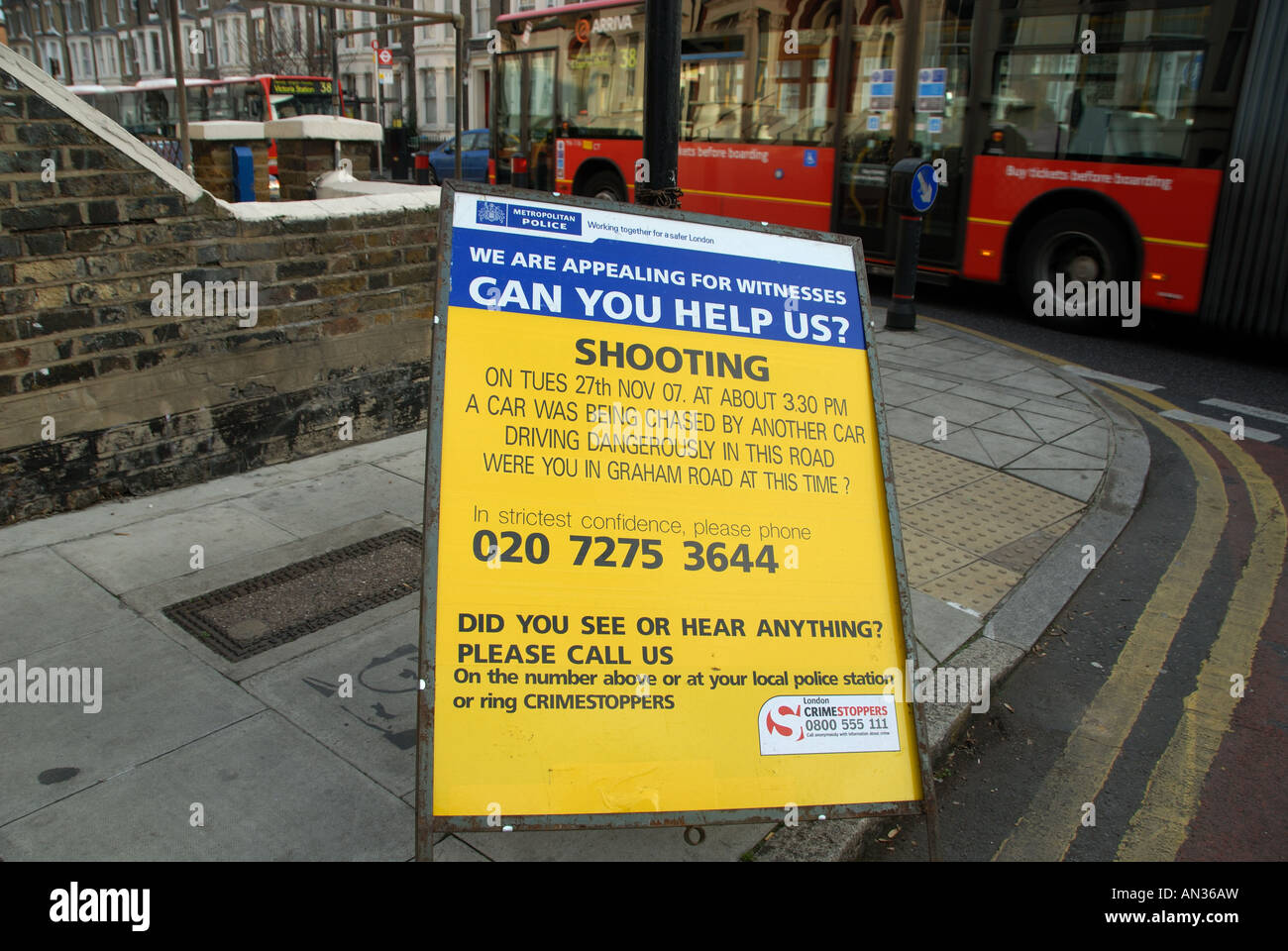 Dicembre 2007 Londra polizia scheda gialla per chiedere informazioni su un TIR Foto Stock