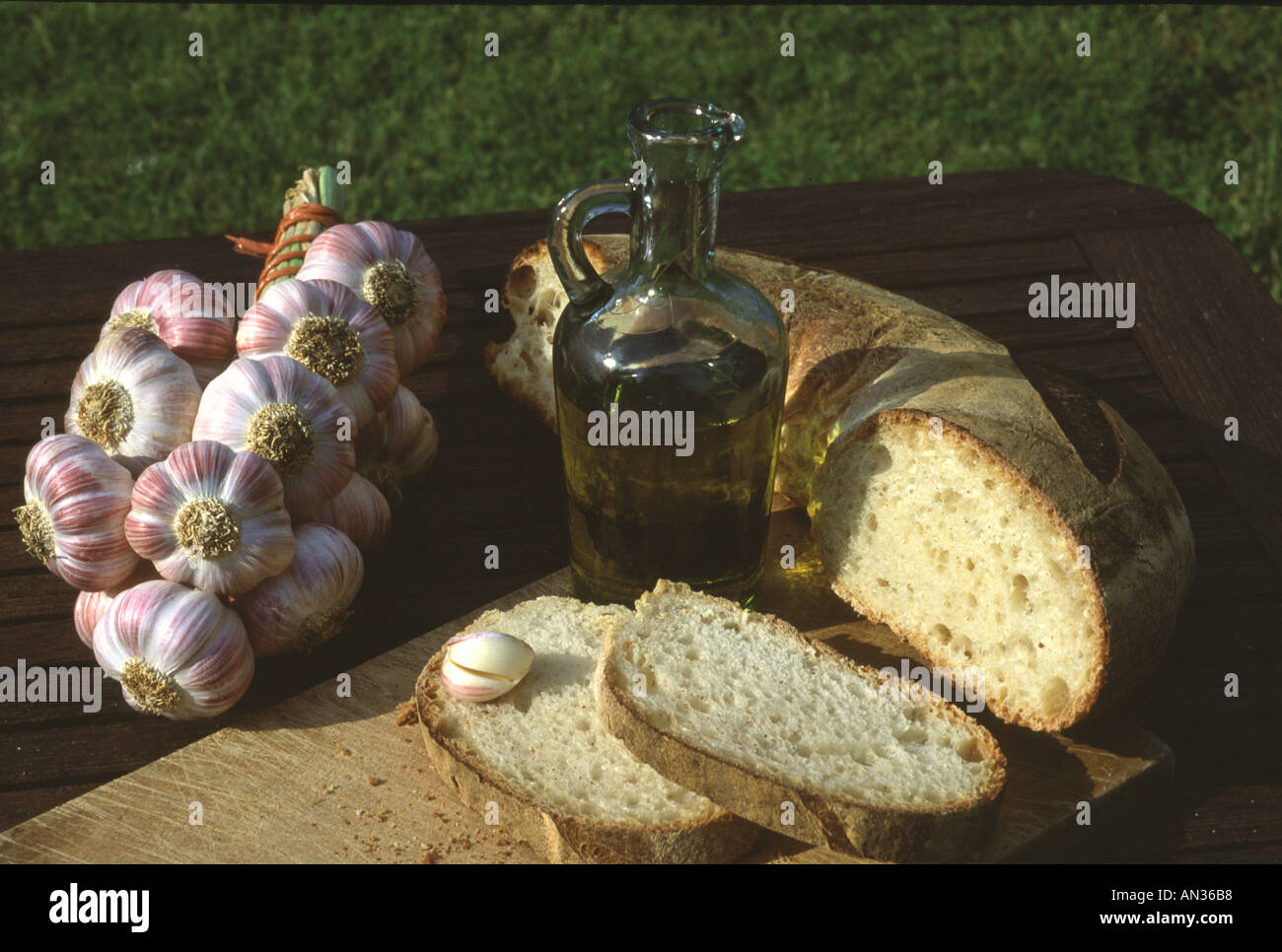 La Francia, a sud-ovest. Beaumont de Lomagne. L'aglio crudo strofinato su pane ruvida e cosparso di olio d'oliva. Semplice e delizioso Foto Stock