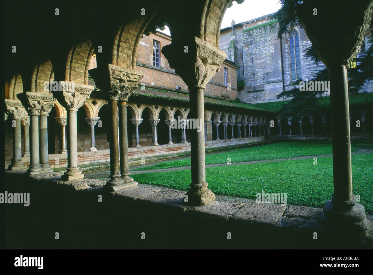 Francia, Moissac. Patio interno giardino dell xi secolo chiostro. Armonioso, ricca scultura decorativa. Catari erano qui. Foto Stock
