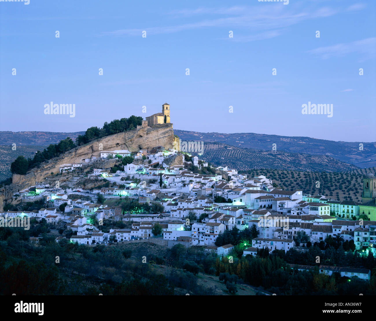 I paesini bianchi / Pueblos Blancos / vista notturna Montefrio, Andalusia, Spagna Foto Stock