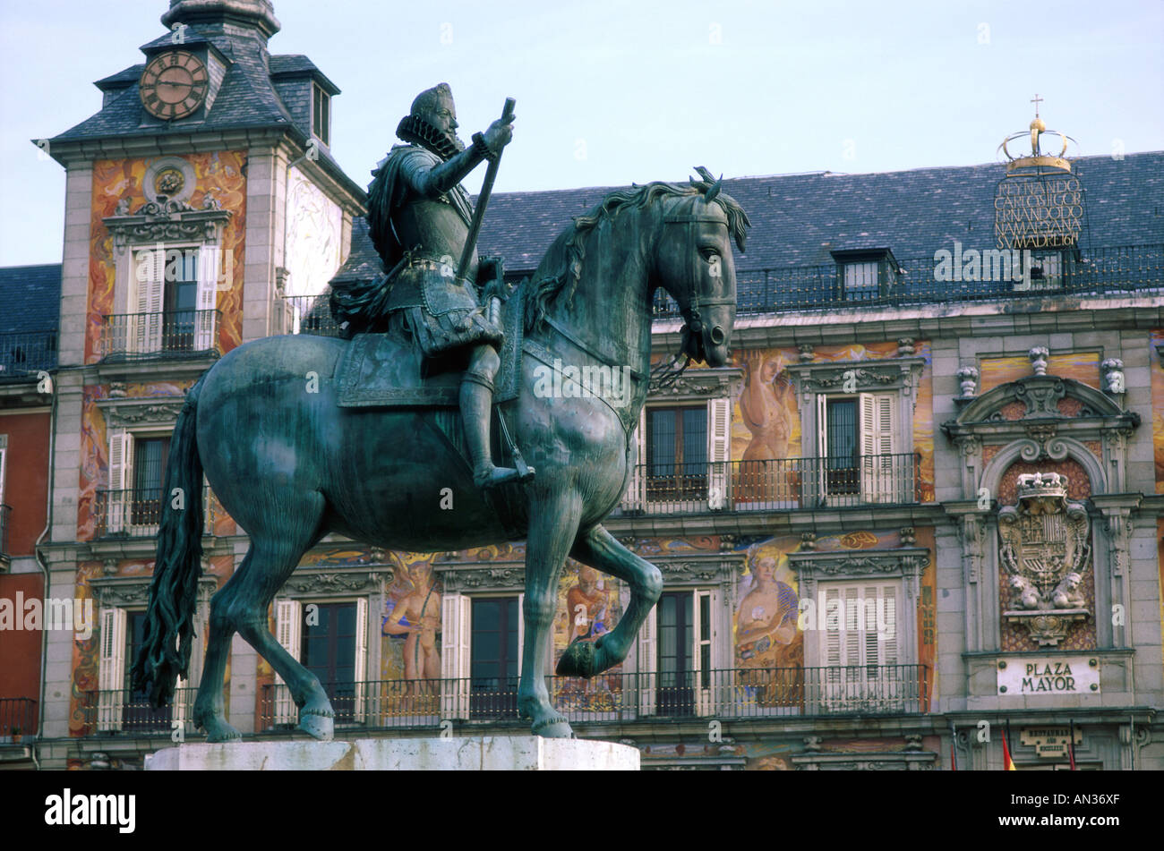 La Plaza Mayor / statua equestre di Felipe IV, Madrid, Madrid, Spagna Foto Stock