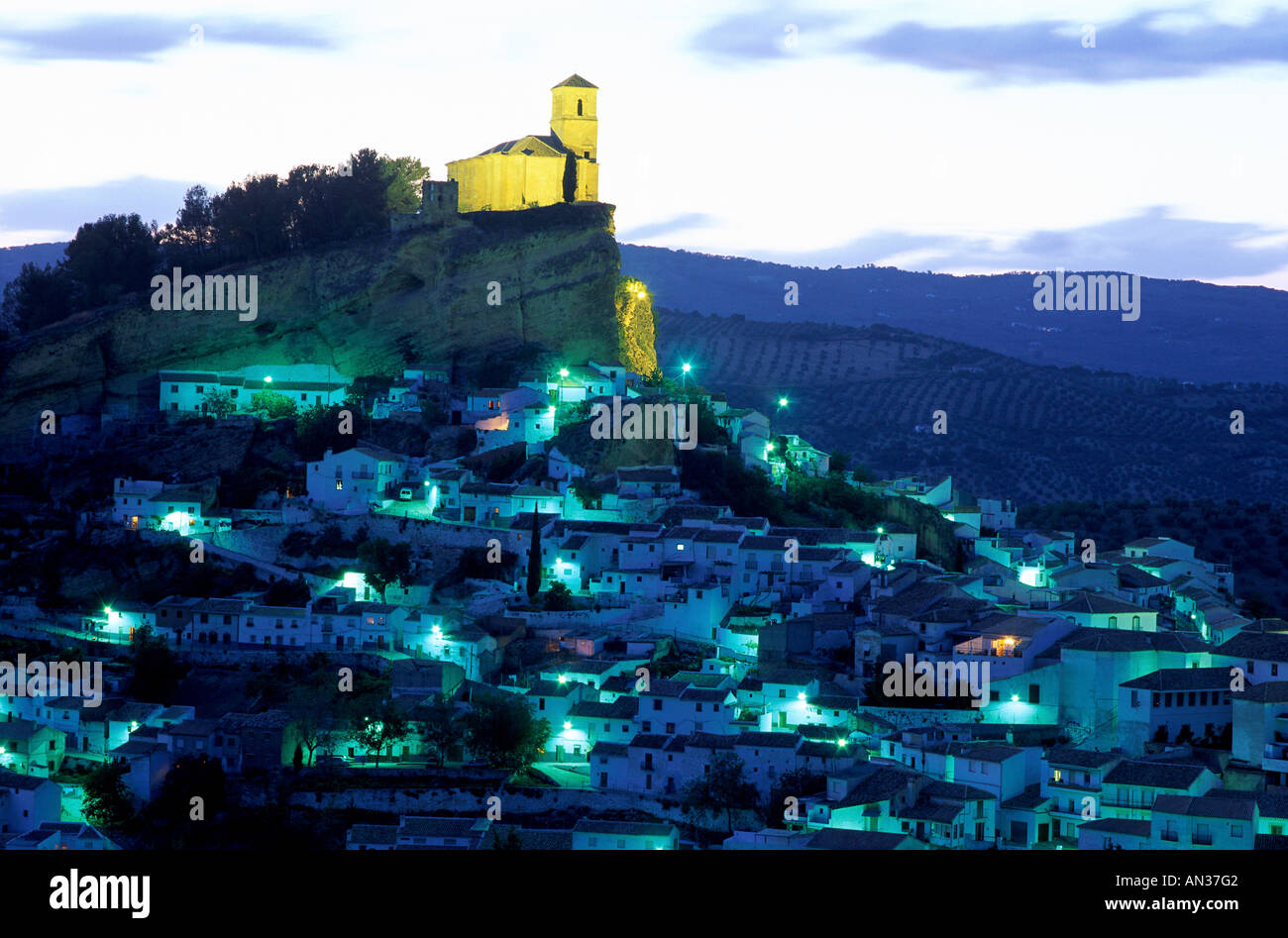 I paesini bianchi / Pueblos Blancos / vista notturna Montefrio, Andalusia, Spagna Foto Stock