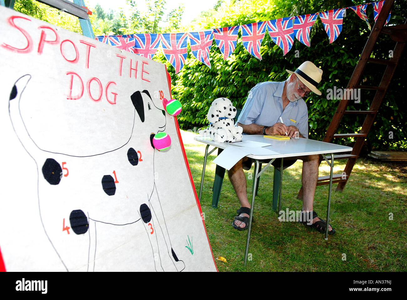 Pic martin phelps 01 07 06 clyffe pypard village fete roderick wightman prepara il suo posto il gioco del cane Foto Stock