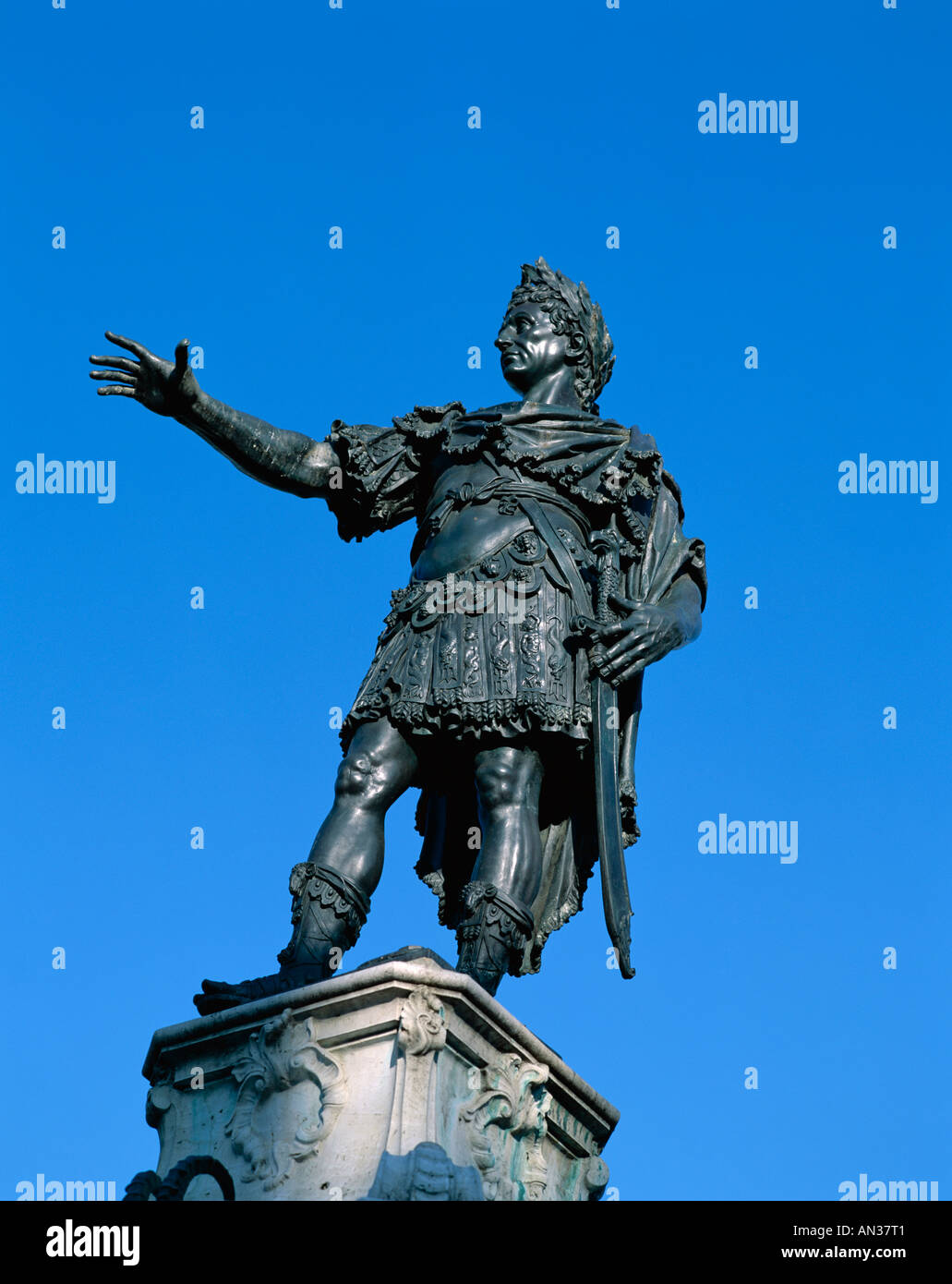 La statua dell'Imperatore Augusto, Augsburg Baviera / Strada Romantica Germania Foto Stock