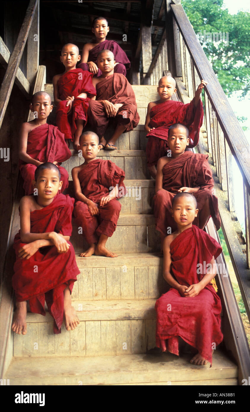 Il debuttante monaci del monastero passi Shwe Min osso village Stato Shan vicino a Kalaw Birmania Foto Stock