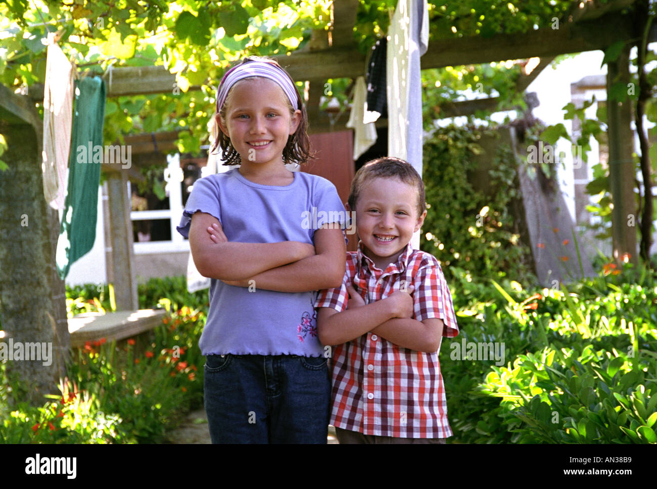 Fratello e Sorella in posa in giardino Foto Stock
