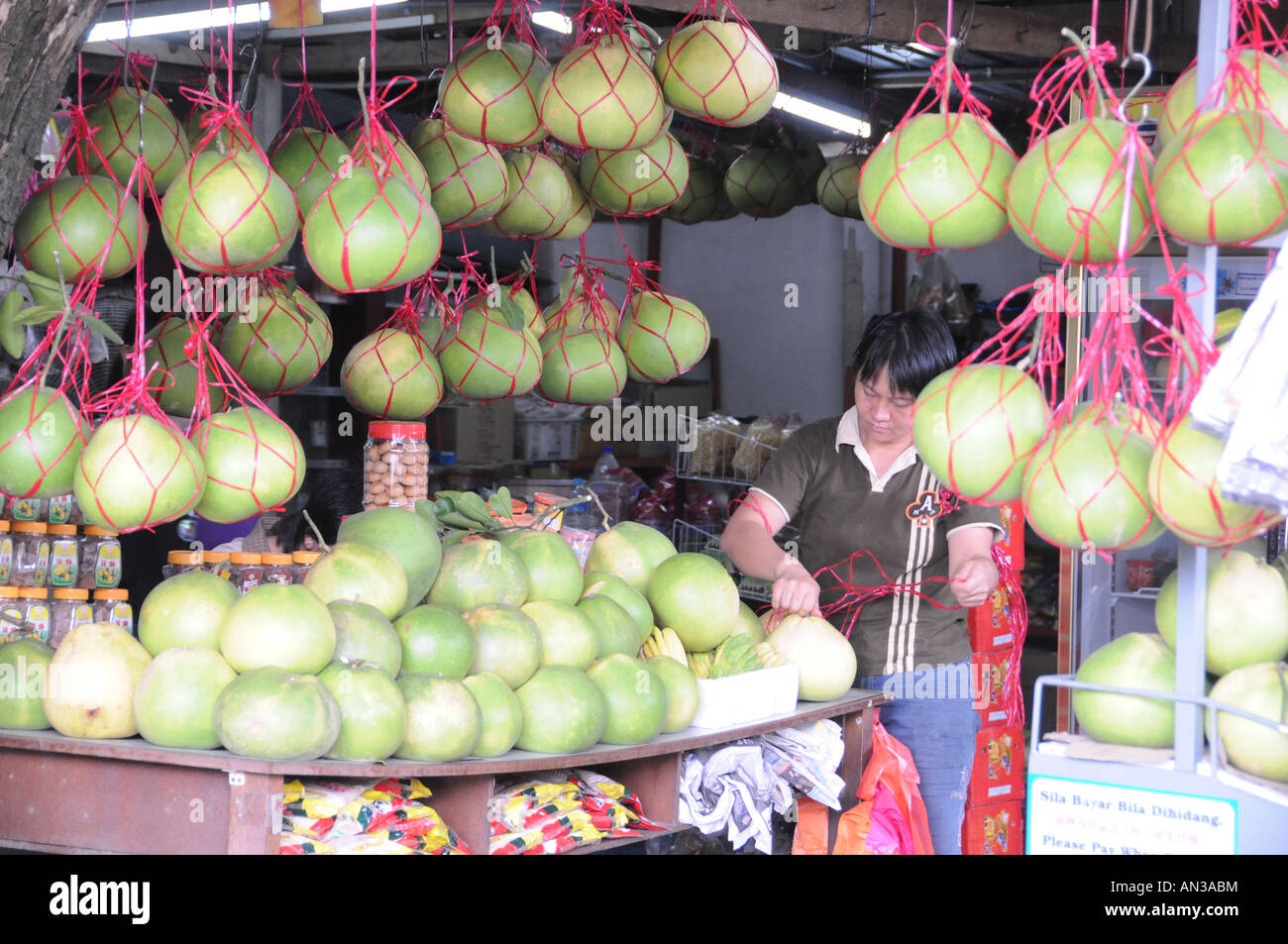 Un mucchio di pomelo per la vendita in un Hawker stallo in Ipoh, Perak, Malaysia Foto Stock