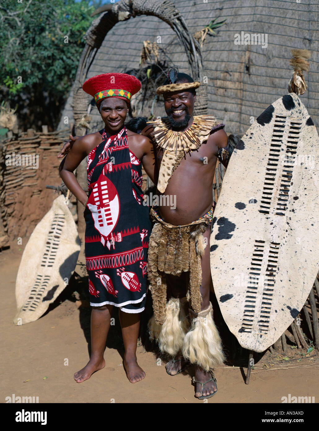 Zulu giovane / uomo & donna vestito in costume nativo, Kwa Zulu Natal, Sud Africa Foto Stock