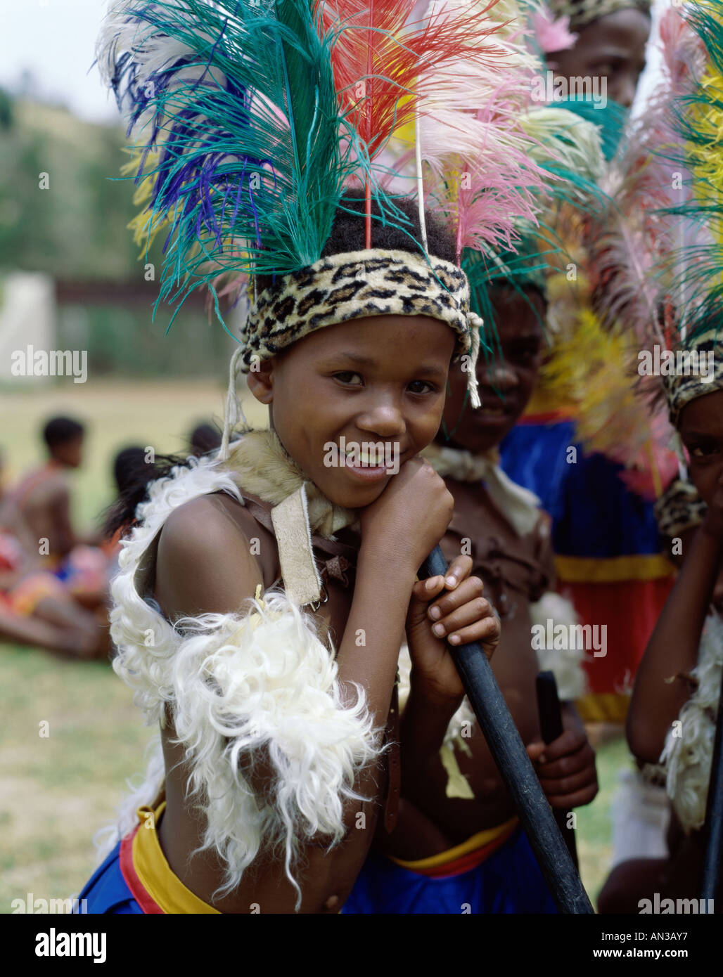 Zulu Boy vestito in costume nativo, Kwa Zulu Natal, Sud Africa Foto stock -  Alamy