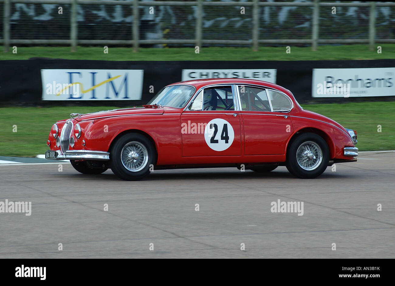 Jaguar Mk2 1961 Racing a Goodwood Sussex England Regno Unito Foto Stock