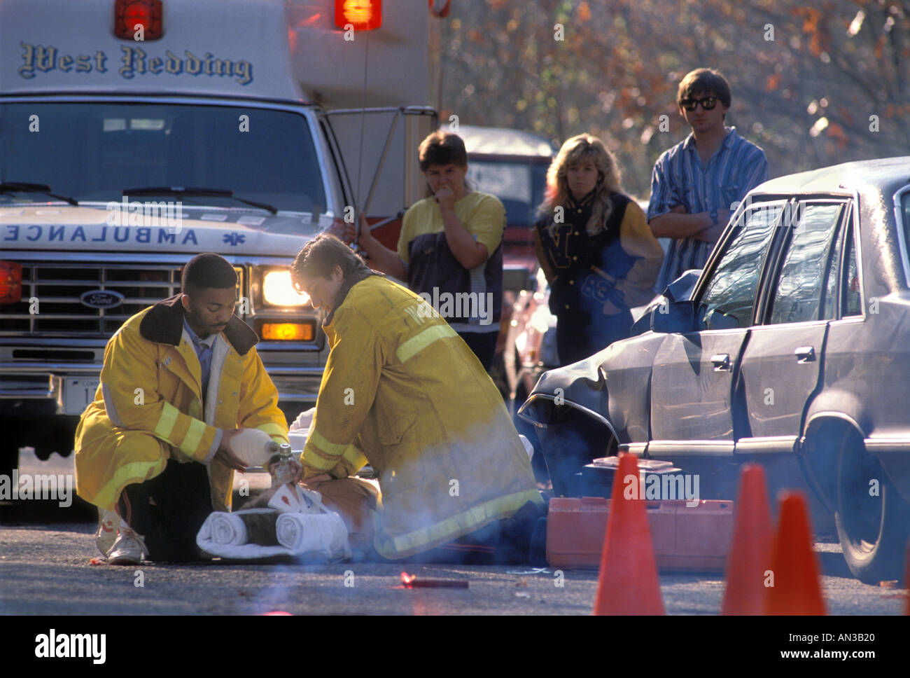 EMTs dando il primo soccorso per automobile crash vittima Foto Stock